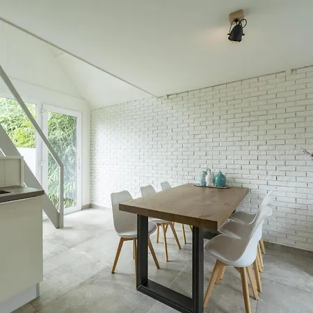Holiday home With Elegant Garden *