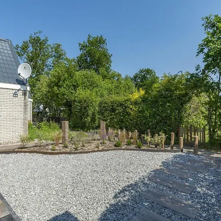 With Elegant Garden Holiday home Sint Maartensvlotbrug