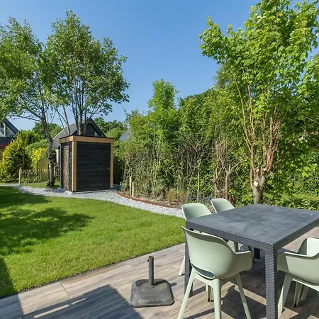 With Elegant Garden Holiday home Sint Maartensvlotbrug